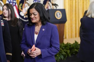 JAV pasipiktinimą sukėlė teismo sprendimas, jog 16-metė nėra pakankamai „subrendusi“, kad apsispręstų dėl aborto