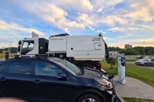 Šiukšliavežės kraunasi „McDonald’s“ elektromobilių įkrovimo stotelėse: priežastis paprasta