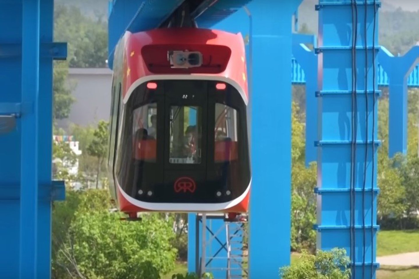 Pietų Kinijoje įrengtame naujame „Sky Train“ bandymų kelyje debiutavo pirmoji pasaulyje maglevo tranzito sistema, sukurta naudojant nuolatinius magnetus, o ne elektromagnetus.<br>South China Morning Post nuotr.