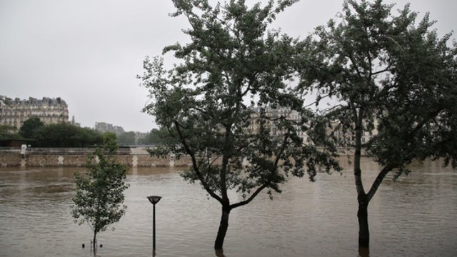 Stichinės nelaimės toliau talžo Prancūziją: praūžus vėtrai neapsieita be aukų, sutriko elektros tiekimas