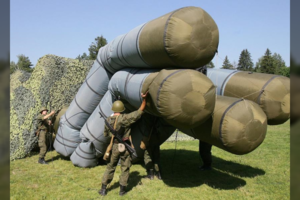 Rusai mūšio lauke naudoja pripučiamas oro gynybos sistemas – atskleidė, kokia to priežastis