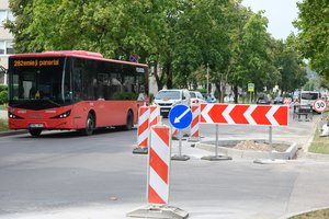 Gatvių siaurintojų užmojai stebina – nusispjovę į gyventojus ėmė niokoti suremontuotus kelius