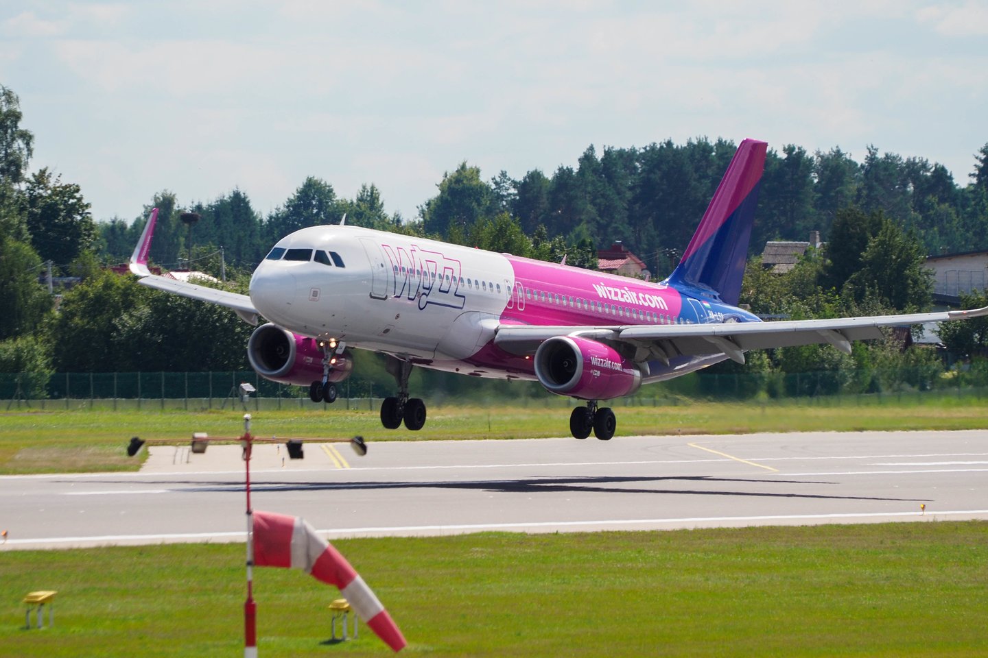„WizzAir“ planai sulaukė aršios kritikos ir pasigirdo raginimų pradėti oro linijų boikotą.<br>V.Ščiavinsko nuotr.