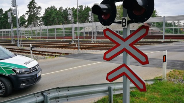 Tragiška šeštadienio popietė Kazlų Rūdoje: traukiniui susidūrus su automobiliu žuvo du asmenys
