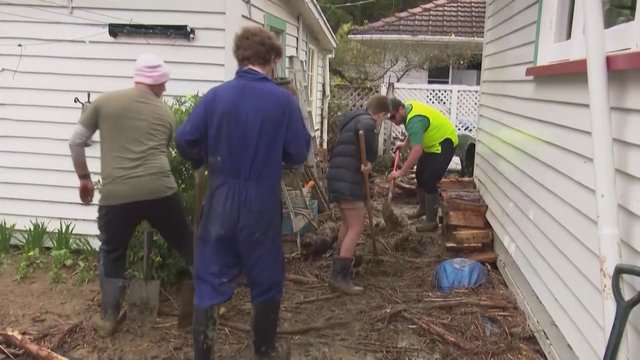 Naujojoje Zelandijoje pradėti potvynių padarytos žalos mažinimo darbai: daugelio gyventojų namai tapo netinkami gyventi