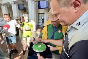  Aukcioną išskirtiniam diskui skelbiantis V. Alekna su sūnumi Mykolu pranešė taisykles, kaip galima jį nusipirkti