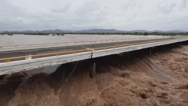 Meksikoje kilę potvyniai neapsiėjo be pasekmių: žuvo žmogus, sugadinti net keli tiltai