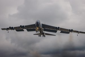 JAV siunčia du bombonešius praskristi virš Balkanų, rodydamos „įsipareigojimus“ NATO