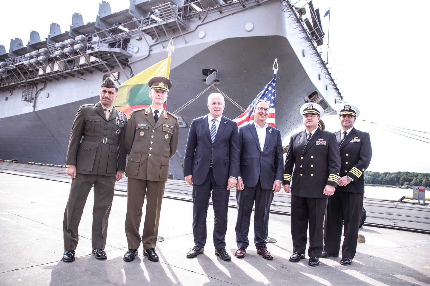  Didžiausio iki šiol karinio JAV laivo apsilankymas Lietuvoje demonstruoja šios šalies ryžtą ir lyderystę užtikrinant saugumą Baltijos regione, sako krašto apsaugos ministras A.Anušauskas.<br> A.Čemerkos (KAM) nuotr.
