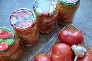 Agurkų ir pomidorų mišrainė žiemai: vasaros gėrybėmis džiaukitės visus metus