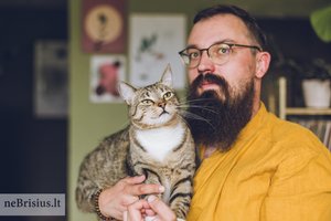 Priglausto Žirnio elgesys visai neprimena katino: jį galima lengvai palaikyti šuniuku ar beždžionėle