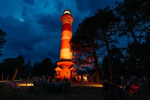 Tarptautinės šventės proga ryškiomis spalvomis nušvito istorinis Nidos švyturys