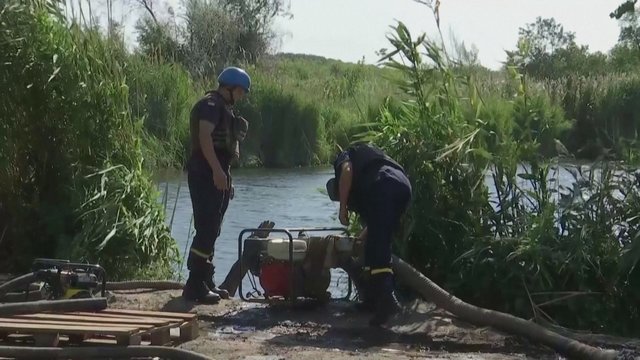 Griuvėsiuose gyvenantiems ukraniečiams trūksta net geriamojo vandens