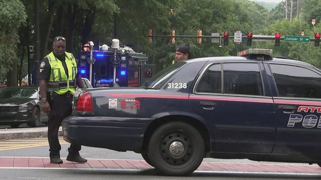 Atlantoje baigėsi kelias valandas trukusi paieška po šaudynių mieste: policija sulaikė įtariamą moterį