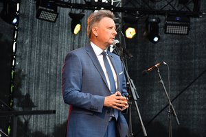 Kaltinimus seksizmu Plungės rajono meras vadina nekompetencijos dangstymu, lenda ir „Vičiūnų“ ausys