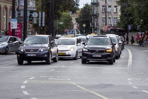 Išskyrė, kokius valstybinius numerius renkasi vairuotojai: štai, kokias dažniausiai tris raides naudoja BMW savininkai