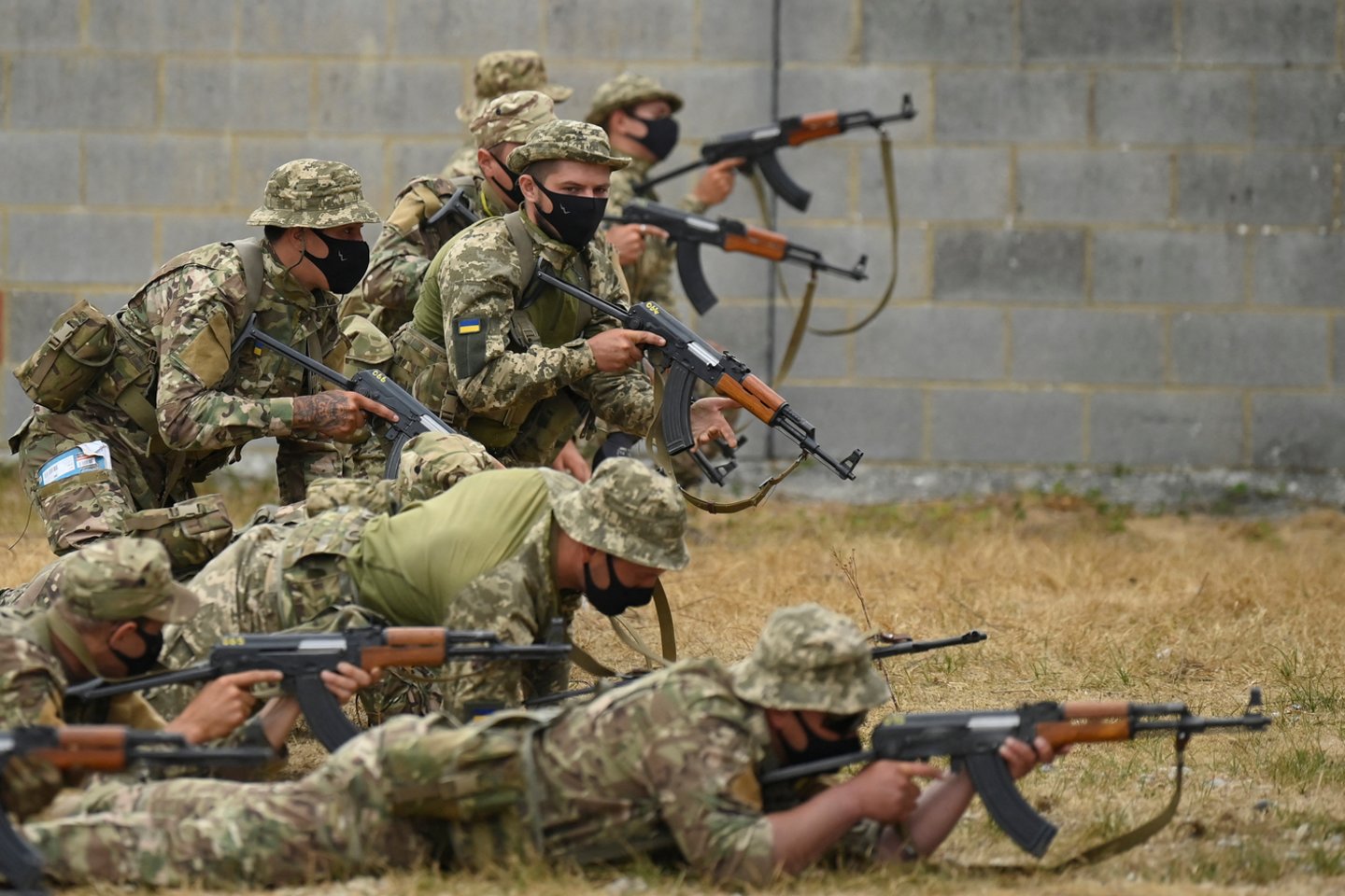 Jungtinėje Karalystėje apmokomi Ukrainos kariai.<br>Reuters/Scanpix nuotr.