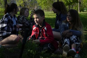 Skelbiama apie naujas ginkluotės siuntas gynėjams, į rusų šeimas jau atiduota daugiau kaip 1 000 Mariupolio vaikų