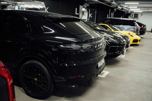 Prabangūs automobiliai su rusiškais numeriais užpildė Helsinkio oro uostą: leidimą atvykti gauna ne iš Suomijos