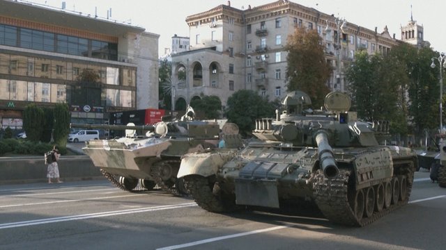 Ukraina aiškiai pabrėžė pasipriešimą okupantams: Kyjive išdėstė sudegusius rusų tankus kaip karo trofėjus