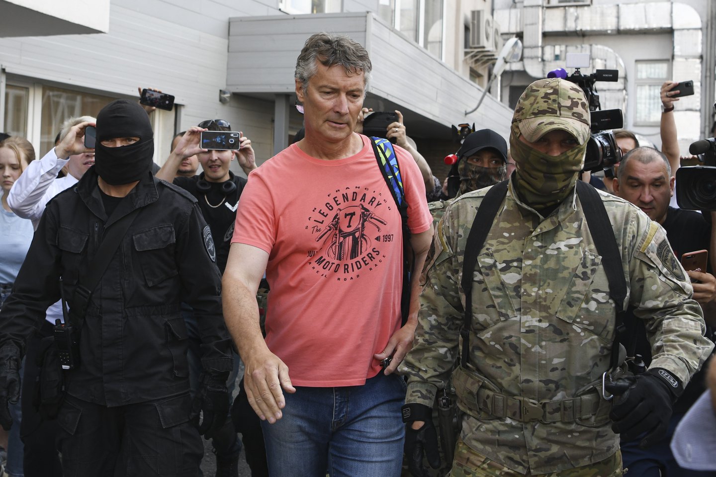 Rusijos policija trečiadienį sulaikė vieną paskutiniųjų opozicijos veikėjų, tebesančių šalyje ir nepasiųstą už grotų – politiką Jevgenijų Roizmaną.<br>AP/Scanpix nuotr.