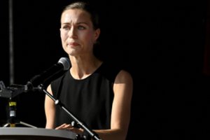 Po paviešinto kontroversiško vaizdo įrašo Suomijos premjerė gina savo darbo rezultatus ir teisę į privatų gyvenimą: „Esu žmogus“
