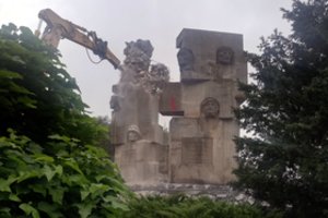 Lenkija pradėjo griauti vieną iš likusių sovietinių laikų paminklų