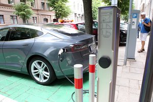 Privačioms elektromobilių įkrovimo prieigoms įsirengti bus skirta 45 mln. eurų