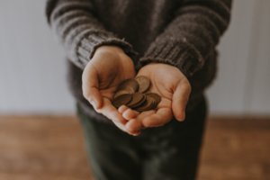 Išplauti indus, pavedžioti šunį ir paskaityti knygą – įvardijo, kiek kišenpinigių vaikams duoda tėvai