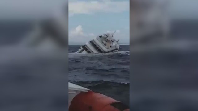 Galimai rusų oligarcho jachta kelionės tikslo nepasiekė: neįvertinus prastų oro sąlygų – laivas nuskendo