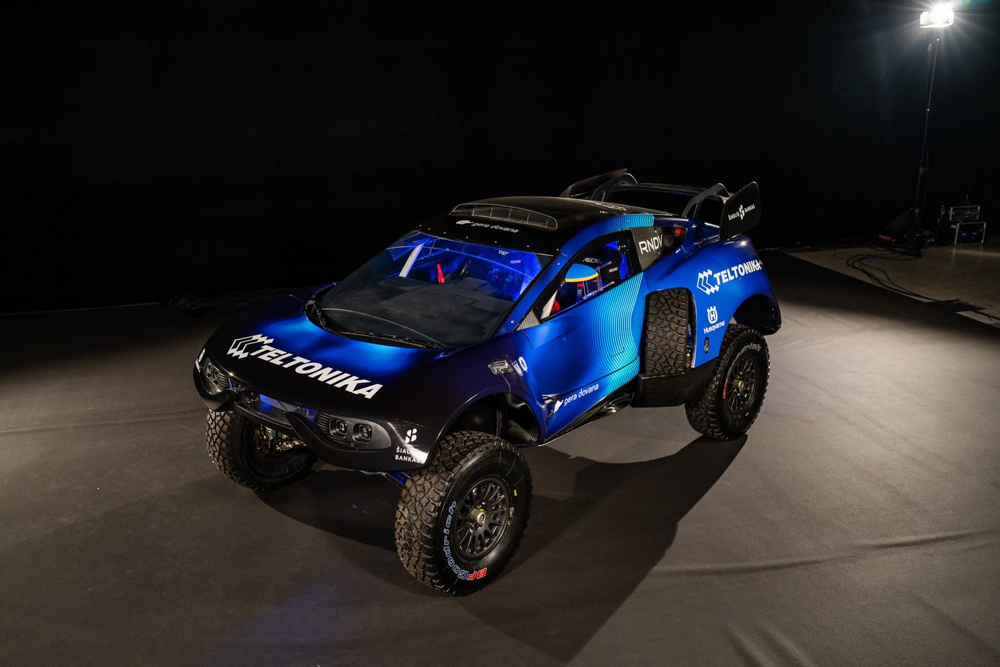Vienas iš keturių 2023 metų Dakare startuosiančių T1+ klasės „Prodrive Hunter“ automobilių bus papuoštas „Teltonika Racing“ komandos spalvomis.<br>V.Dranginio nuotr.