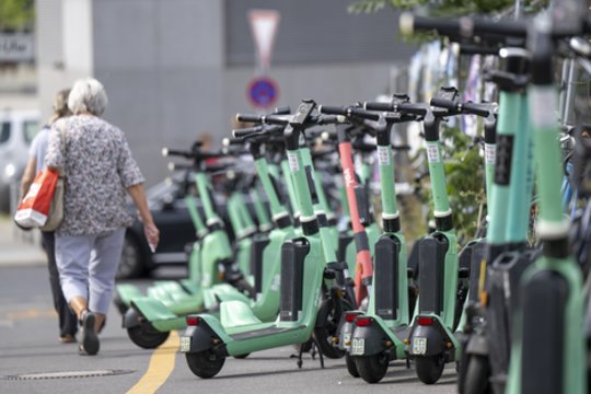 Norvegijoje neblaiviai paspirtuko vairuotojai skirta daugiau nei 8 tūkst. eurų bauda