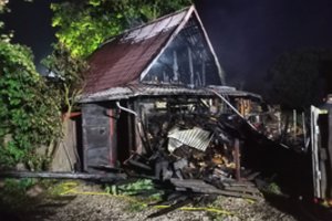 Kaune užsiliepsnojo restoranas „Senasis Jerevanas“, naktį jo gesinti skubėjo gausios ugniagesių pajėgos
