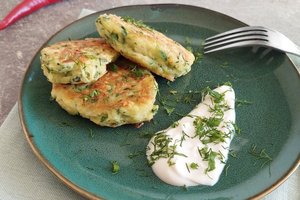 Cukinijų blynai su sūriu: lengva, paprasta, gardu ir vasariška
