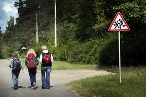 Vaikų saugumas keliaujant į mokyklą ar likus vieniems namuose: svarbiausios taisyklės