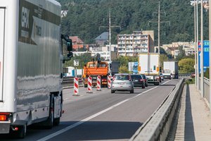 Apkrautoje eismo arterijoje nuo pirmadienio ryto bus ribojamas eismas