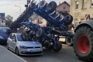 Ūkininkas iki laukų nenuvažiavo: traktoriumi „prasiarė“ gatvėje