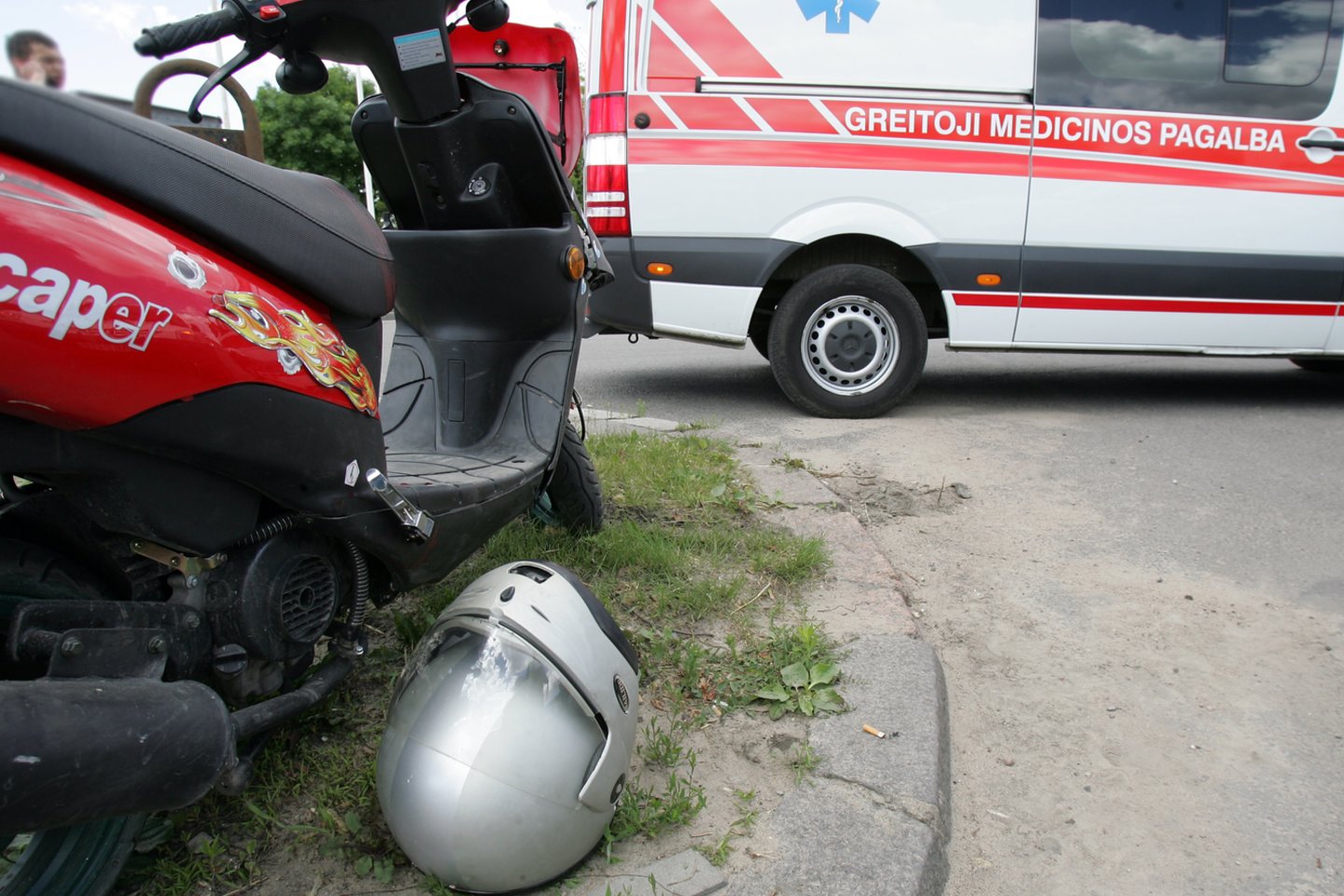 subtle swap By Panevėžio rajone neturėdamas teisės vairuoti motorolerį jaunuolis nulėkė  nuo kelio, nukentėjo ir kartu važiavęs nepilnametis