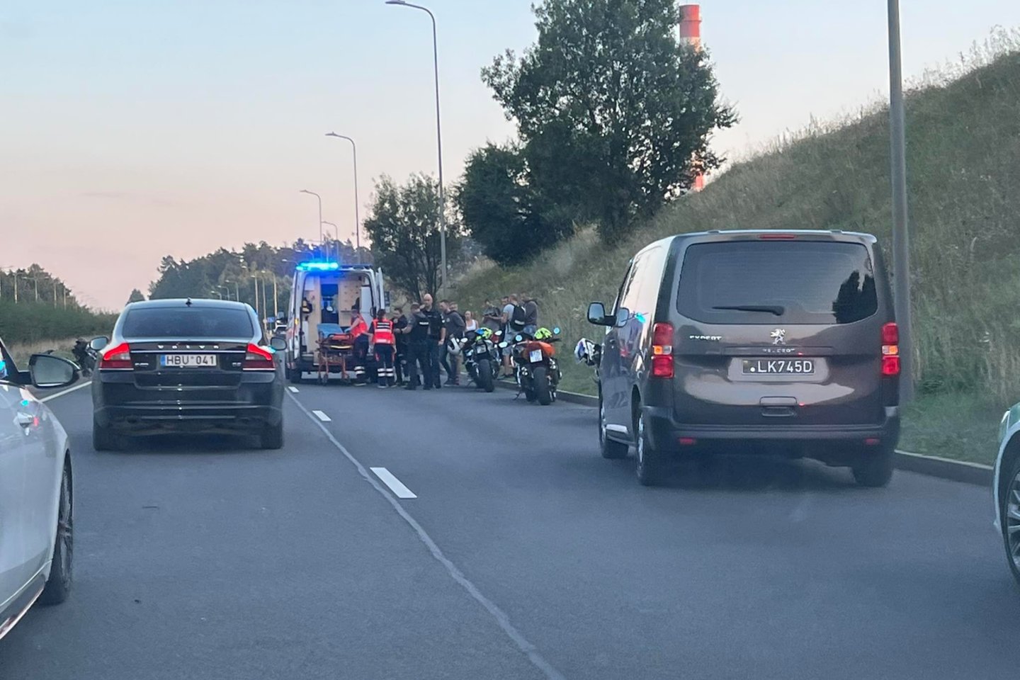 Važiuodamas judria Vilniaus gatvėje nuo motociklo nukrito vairuotojas, į įvykio vietą suskubo medikai ir pareigūnai.<br>T.Matijošaičio nuotr.