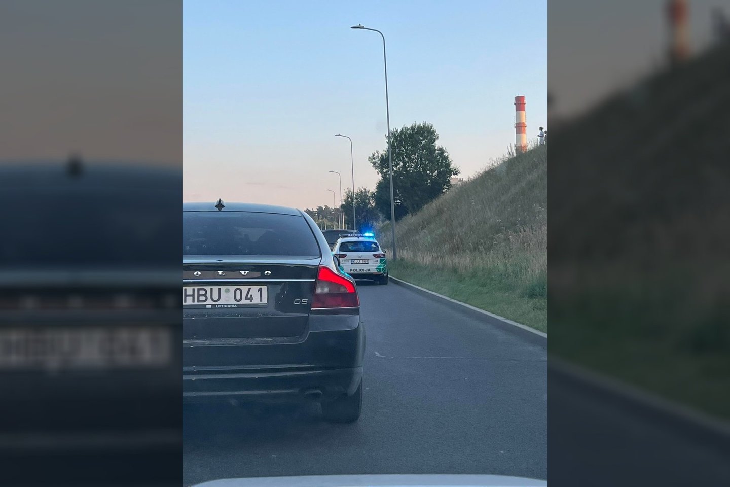 Važiuodamas judria Vilniaus gatvėje nuo motociklo nukrito vairuotojas, į įvykio vietą suskubo medikai ir pareigūnai.<br>T.Matijošaičio nuotr.