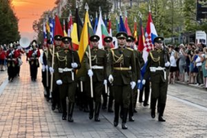 Gedimino prospektu pražygiavo karinių orkestrų paradas, o šalies vadovai įspėjo tautą