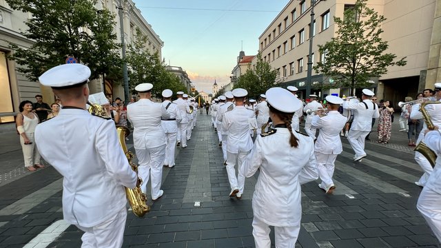 Vilniuje – Laisvės dienai paminėti skirtas paradas: Gedimino prospektu žygiavo kariniai orkestrai