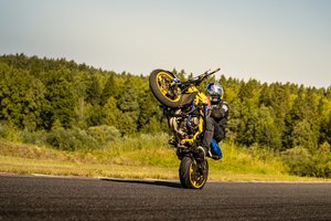 Motoakrobatas Aras Gibieža Vilniuje sieks pasaulio rekordo: ant vieno rato be rankų žada riedėti 800 metrų