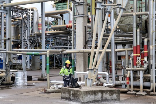 Prognozuoja, kiek dar įmonių gali pasekti „Achemos“ pėdomis – darbuotojų lauktų prastovos, atleidimai