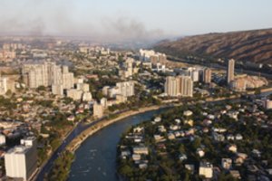 Ugniagesiai jau beveik parą gesina gaisrą Tbilisio apylinkėse