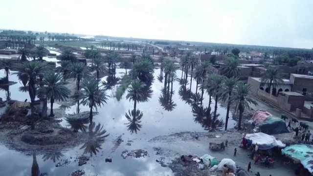 Pakistane potvynių aukų skaičius išaugo virš tūkstančio: paveikė daugiau kaip 33 mln. žmonių