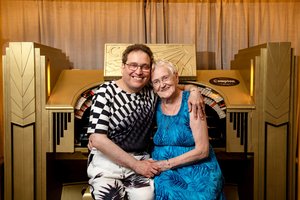 40 metų amžiaus skirtumas nesutrukdė laimingai santuokai: meilę demonstruoja ir viešai