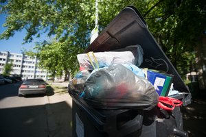 Kone trisdešimt metų vyrui neišveža šiukšlių: sąskaitos plaukia, skola didėja, o atliekų atsikrato pats
