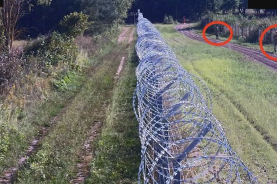 Baltarusijos pasieniečiai demonstruoja naujus „ginklus“ – žirkles: koncertina gadinama kone kasdien