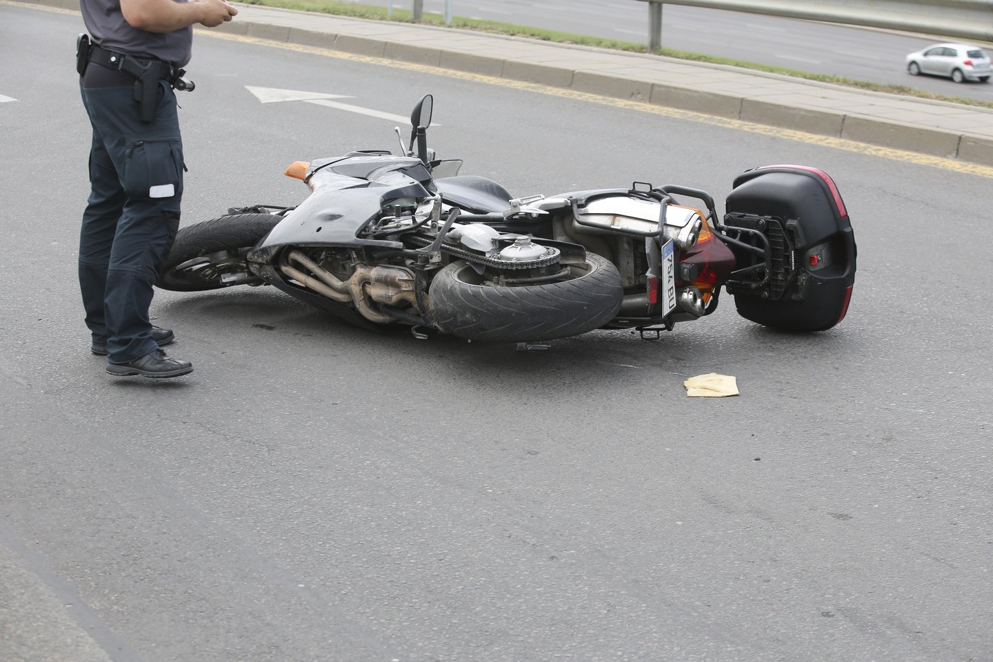 Vilniuje susidūrė motociklas ir automobilis, motociklininkas išgabentas į ligoninę.<br>T.Bauro asociatyvi nuotr.